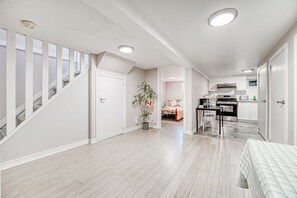Ein modernes Interieur mit Treppe, Essbereich und Küche.