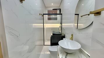 Deluxe Apartment | Bathroom