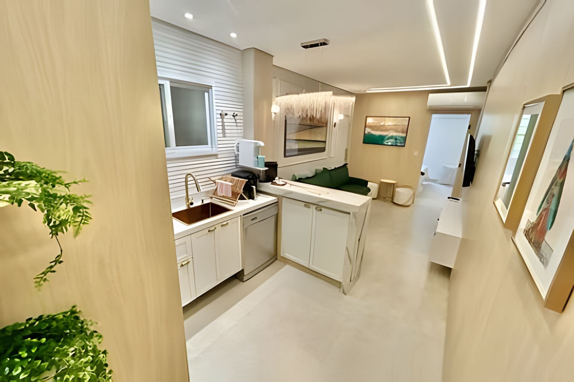 Una cocina moderna con armarios blancos, una isla central y un ventanal sobre el fregadero.