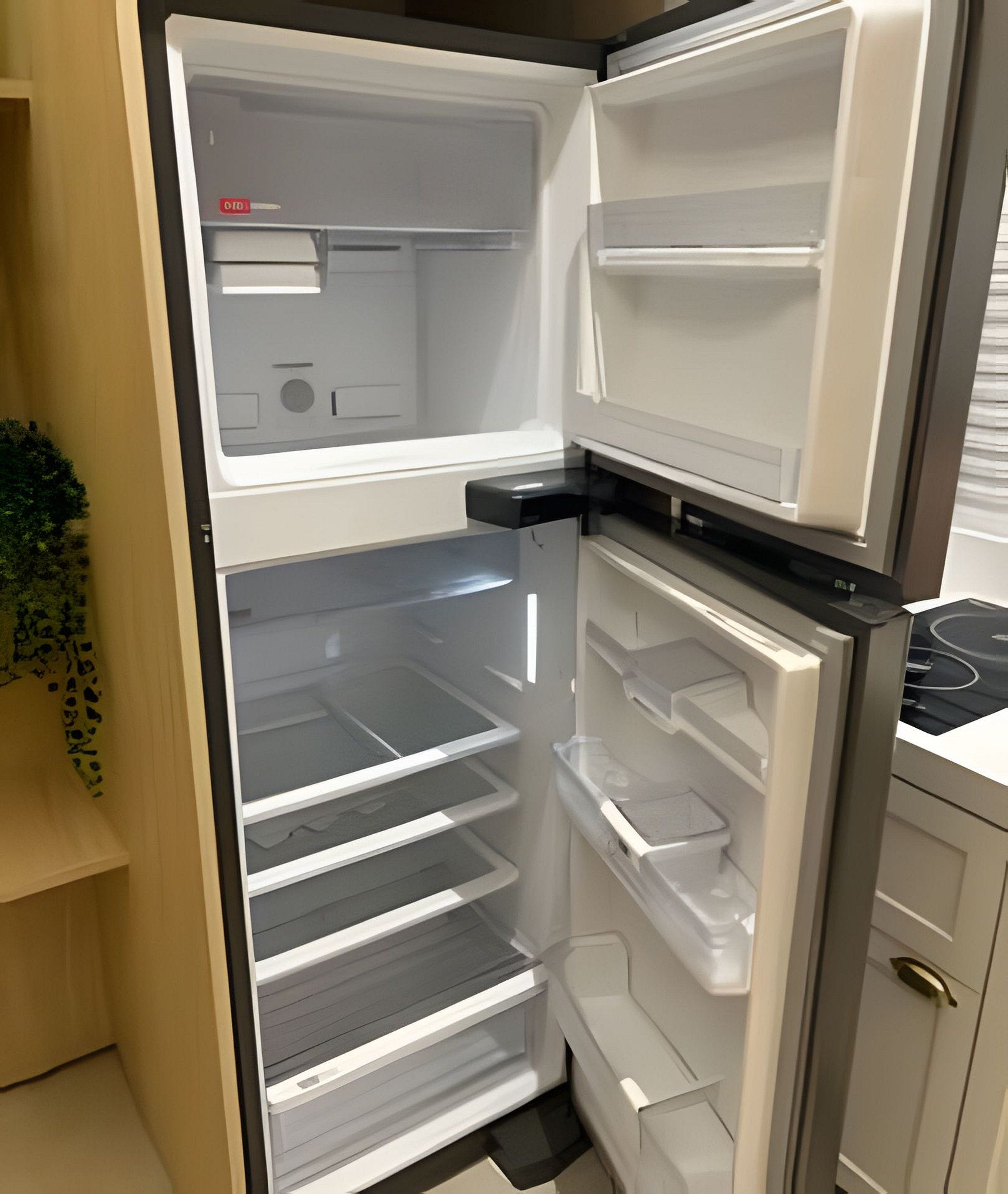 Una cocina moderna con refrigerador empotrado, estufa y lavaplatos.
