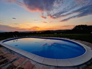 A swimming pool with a clear view of the sunset in the background. - Holiday Home 'Mare E Monti' with Mountain View, Private Pool, and Air Conditioning (Petriolo)