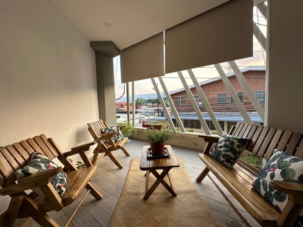 Un intérieur moderne avec des meubles en bois et une grande fenêtre donnant sur un paysage urbain.