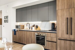 Eine moderne Küche mit Mikrowelle, Spüle und Bosch-Backofen.