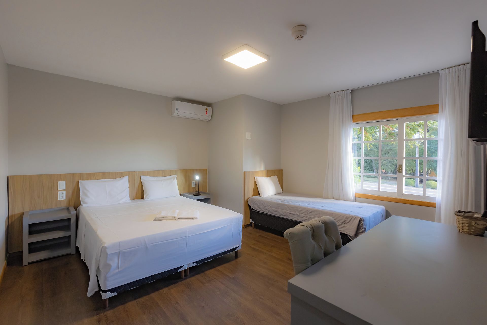 Classic Triple Room | Desk, laptop workspace, WiFi (free), bed sheets