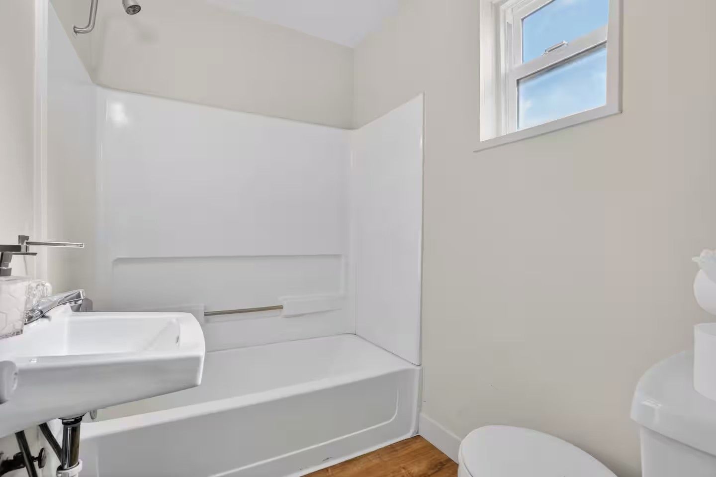 Un baño con bañera, lavabo e inodoro.
