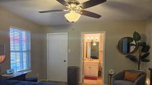 Room - 3-bedroom house in quaint Arlington with pool and cool AC comfort (Arlington)