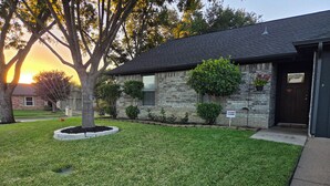 Exterior - 3-bedroom house in quaint Arlington with pool and cool AC comfort (Arlington)