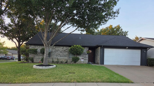 Exterior - 3-bedroom house in quaint Arlington with pool and cool AC comfort (Arlington)