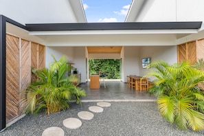 Ein modernes Interieur mit Essbereich, Küche und Blick ins Freie.