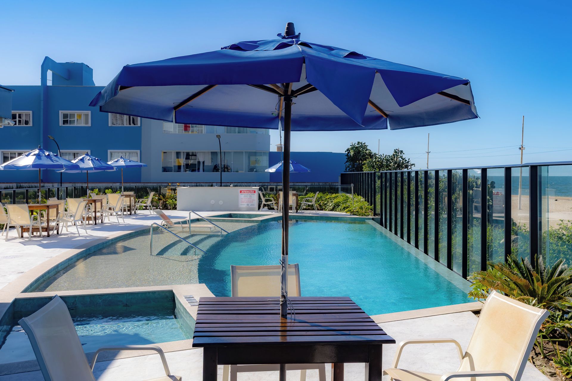 Piscina a l'aire lliure, para-sols i gandules 