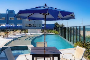 Outdoor pool, pool umbrellas, pool loungers - Bella Vista By Candeias (Barra Velha)