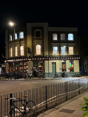 Unclassified image, 5 of 11, button - The Lauriston Pub & Guest Rooms (London)
