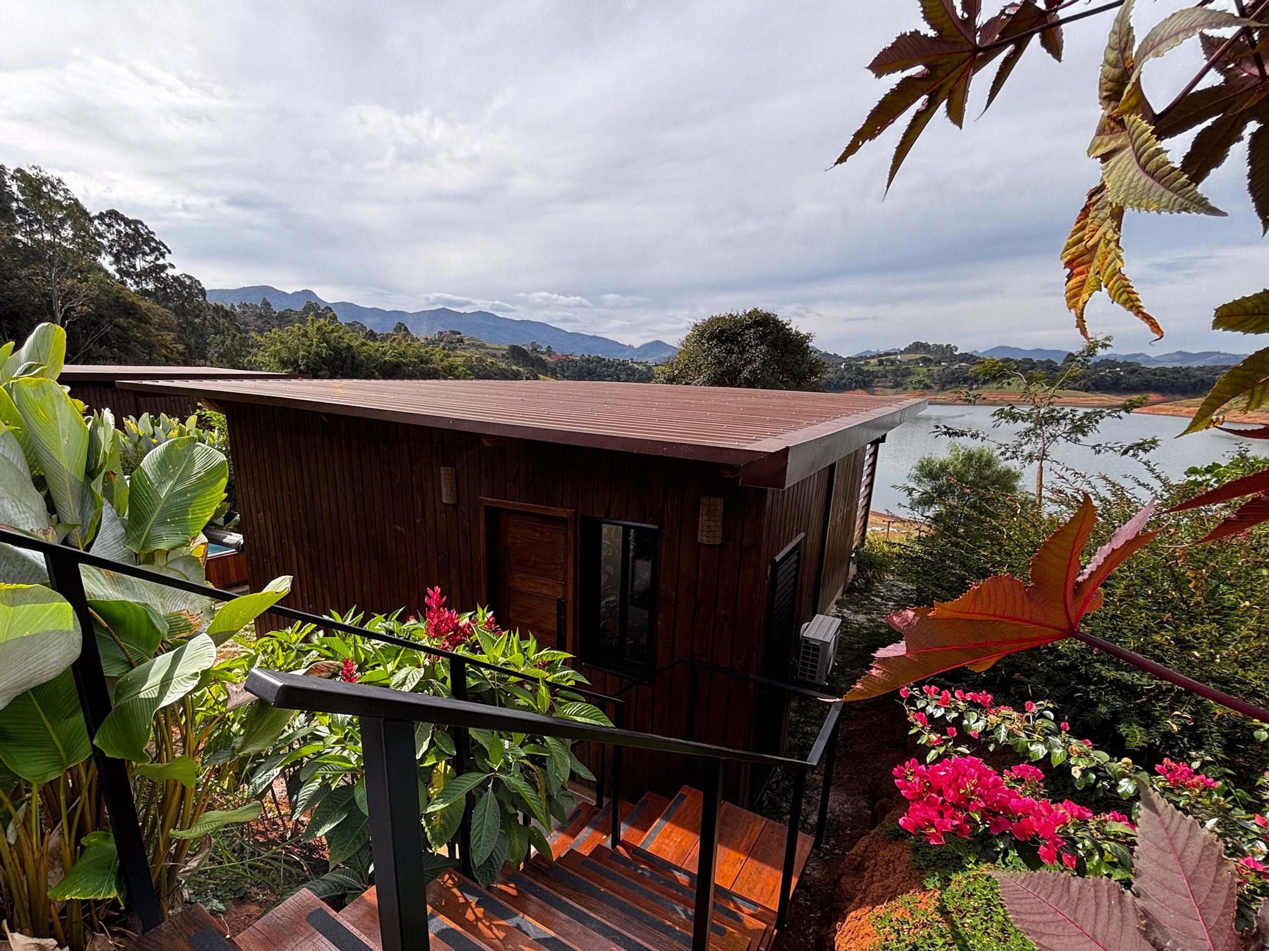 Cedar Chalet with a view of the reservoir | Ropa de cama de alta calidad, camas con pillow-top y escritorio 