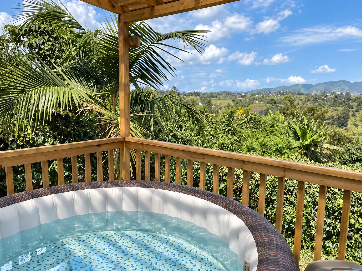 Un jacuzzi en una terraza de madera con vistas a un paisaje exuberante.