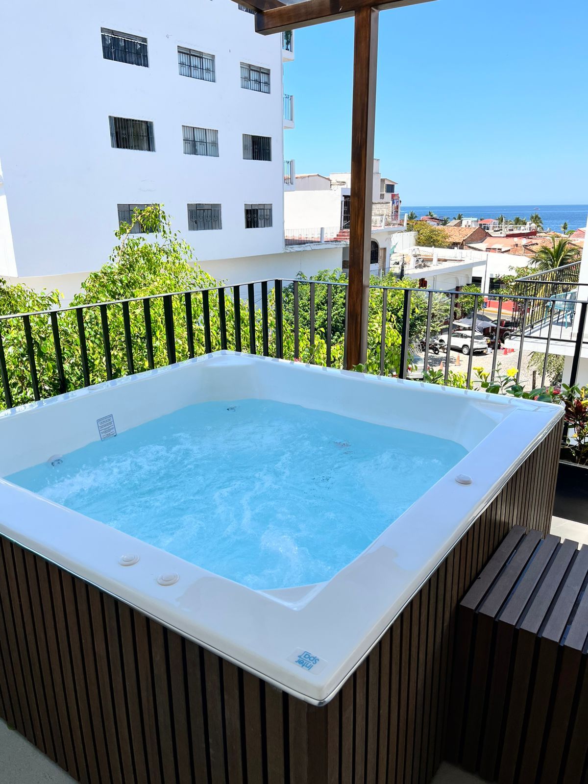 Bañera de hidromasaje al aire libre