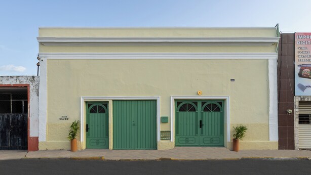 A building with two green doors, a sign reading 'CASA MAGO', and a number '496' on the wall. - 5-bedroom bed & breakfast in welcoming Mérida with AC (Mérida)