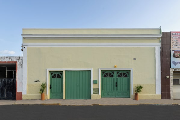 A building with two green doors, a sign reading 'CASA MAGO', and a number '496' on the wall. - 5-bedroom bed & breakfast in welcoming Mérida with AC (Mérida)