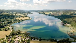 A lake surrounded by residential areas with houses and greenery.