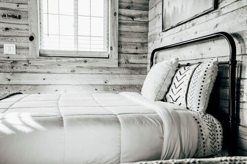 Cozy Cowboy Cabin with Queen and Bunks plus Shared Hot Tub and Sport Court