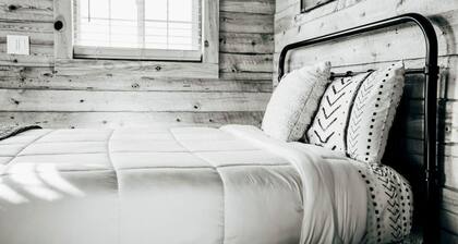Cozy Cowboy Cabin with Queen and Bunks plus Shared Hot Tub and Sport Court