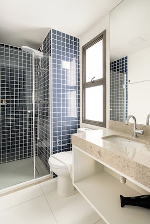 Basic Studio | Bathroom | Shower, free toiletries, hair dryer, towels - Byway by Bhomy (São Paulo)