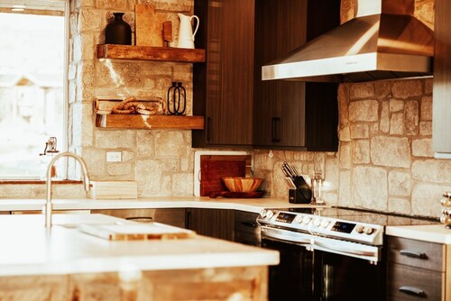 Spacious Lodge Retreat with Three Suites and Large Hot Tub near Capitol Reef