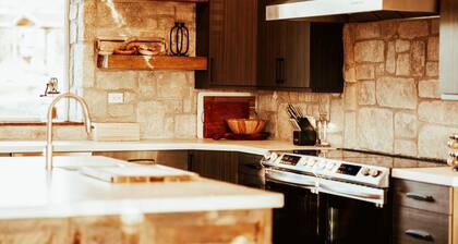 Spacious Lodge Retreat with Three Suites and Large Hot Tub near Capitol Reef