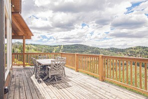 Outdoor dining - Aspen Outpost - Best Views in Brian Head! (Brian Head)