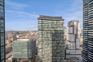 Un edificio moderno di grandi dimensioni, con numerose finestre e un design architettonico innovativo.