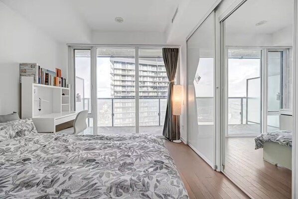 Una camera da letto moderna con un letto grande, una scrivania e una libreria.