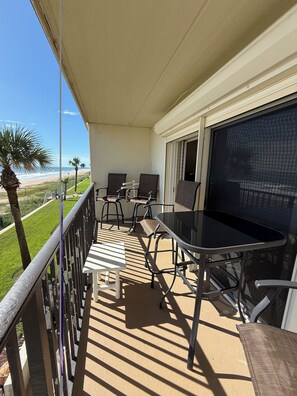 Outdoor dining - Beautiful Ormond Ocean Club #218 with spectacular with on the Atlantic Ocean (Ormond Beach)