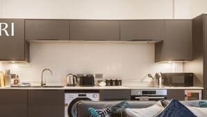Private kitchen - 3BR Flat in Queensbridge drive | Near Beach (Kent)