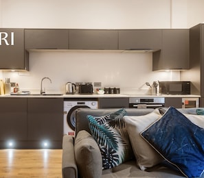 Private kitchen - 3BR Flat in Queensbridge drive | Near Beach (Kent)