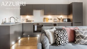 Fridge, microwave, oven, stovetop - 3BR Flat in The Courthouse | Near Beachfront (Kent)