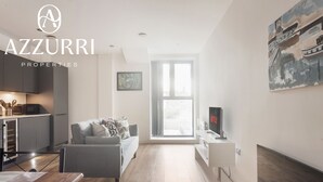 TV - 3BR Flat in The Courthouse | Near Beachfront (Kent)