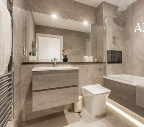 Een haardroger, handdoeken, shampoo, toiletpapier