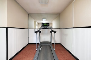 Un pasillo con una cinta de correr y una pantalla digital que muestra 88.8.