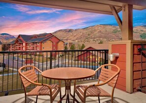 Outdoor dining - Romantic Getaway in beautiful Steamboat Springs Resort 1 BR (Steamboat Springs)