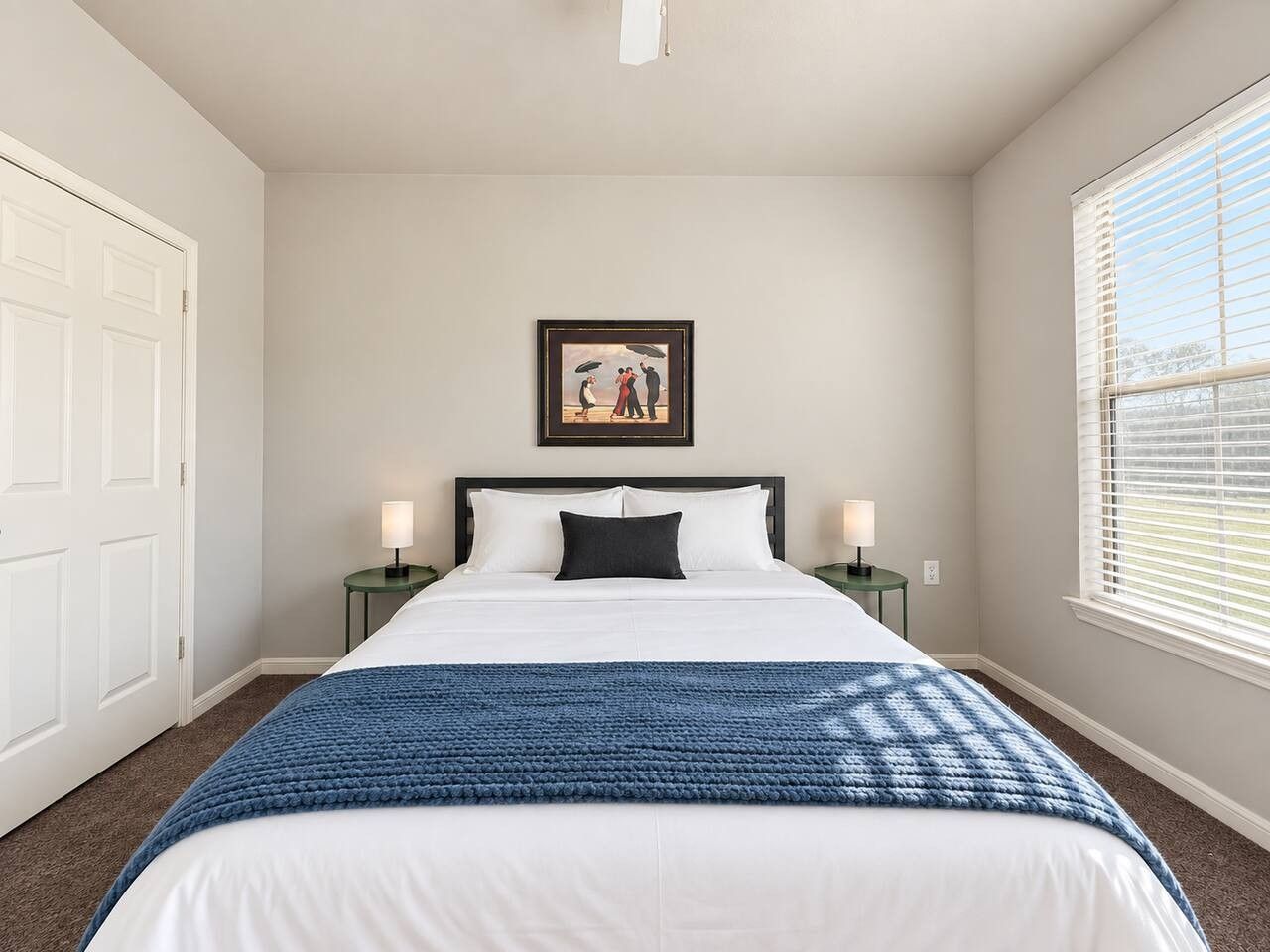 Desk, iron/ironing board, WiFi, bed sheets