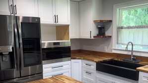 Private kitchen - 2 bedroom Lakehouse on Tranquil Lake Buffum in Ft. Meade (Fort Meade)