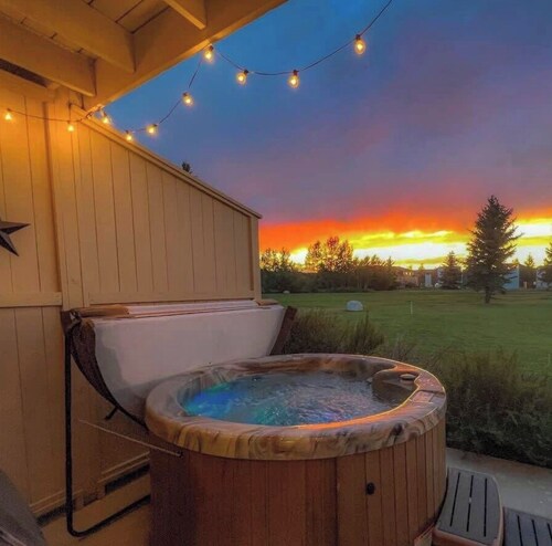 5th Fairway Retreat on the Golf Course ~ Private Hot Tub & Mountain Views