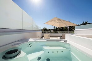 A hot tub with a view of the surrounding area. - Wyndham Grand Residences La Cala Golf Mijas Costa (Mijas)
