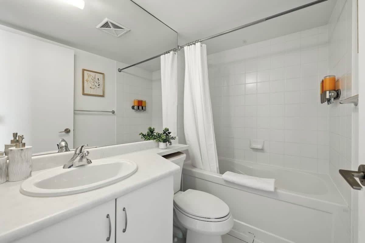 Ein modernes Badezimmer mit Badewanne, Toilette und Waschbecken.