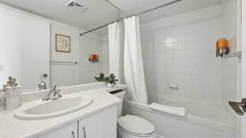 Un baño moderno con bañera, inodoro y lavamanos.