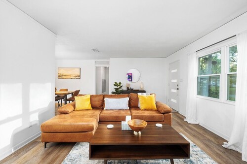 Modern Home Near UF, Stadium, Private Gazebo, Pets