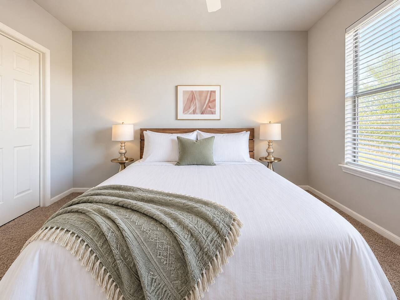 Desk, iron/ironing board, WiFi, bed sheets