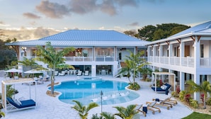 A resort with a swimming pool, outdoor seating, and a covered area. - Albury Landing in Tavernier (Tavernier)
