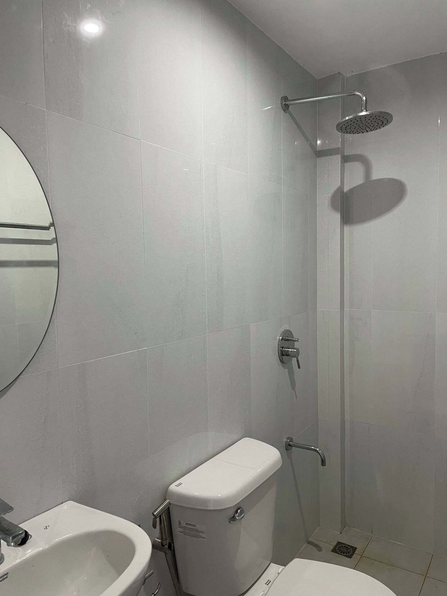 Ein Badezimmer mit Toilette, Bidet und Dusche.