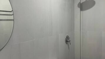 Ein Badezimmer mit Toilette, Bidet und Dusche.