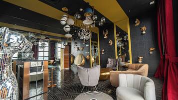 Un interior moderno con barra, asientos y decoración mural.